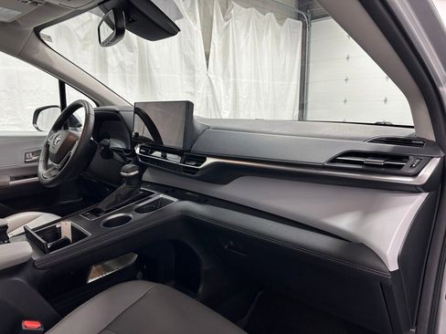 Used 2025 Toyota Sienna XLE image 67