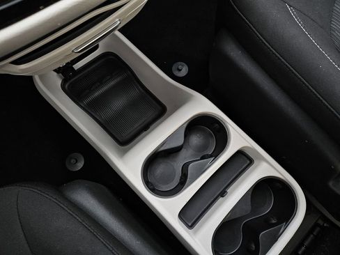 Used 2023 Chrysler Voyager LX image 15