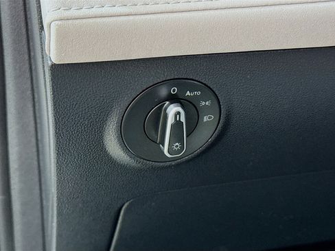 Used 2025 Volkswagen Taos SE image 12