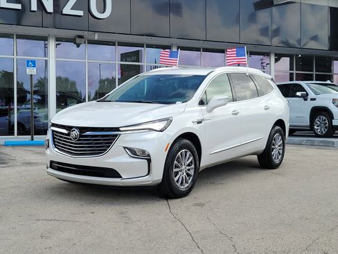 Used 2024 Buick Enclave Essence image 1