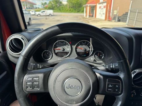 Used 2015 Jeep Wrangler Unlimited Sahara w/ Connectivity Group AWD/4WD image 15