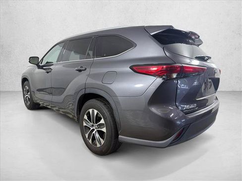 Used 2021 Toyota Highlander XLE FWD image 6