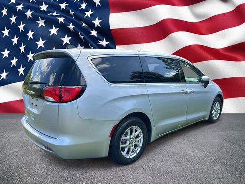 Used 2023 Chrysler Voyager LX FWD image 6