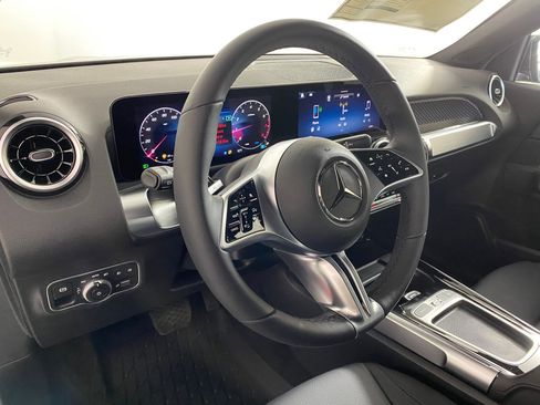 Used 2026 Mercedes-Benz GLB 250 4MATIC image 4