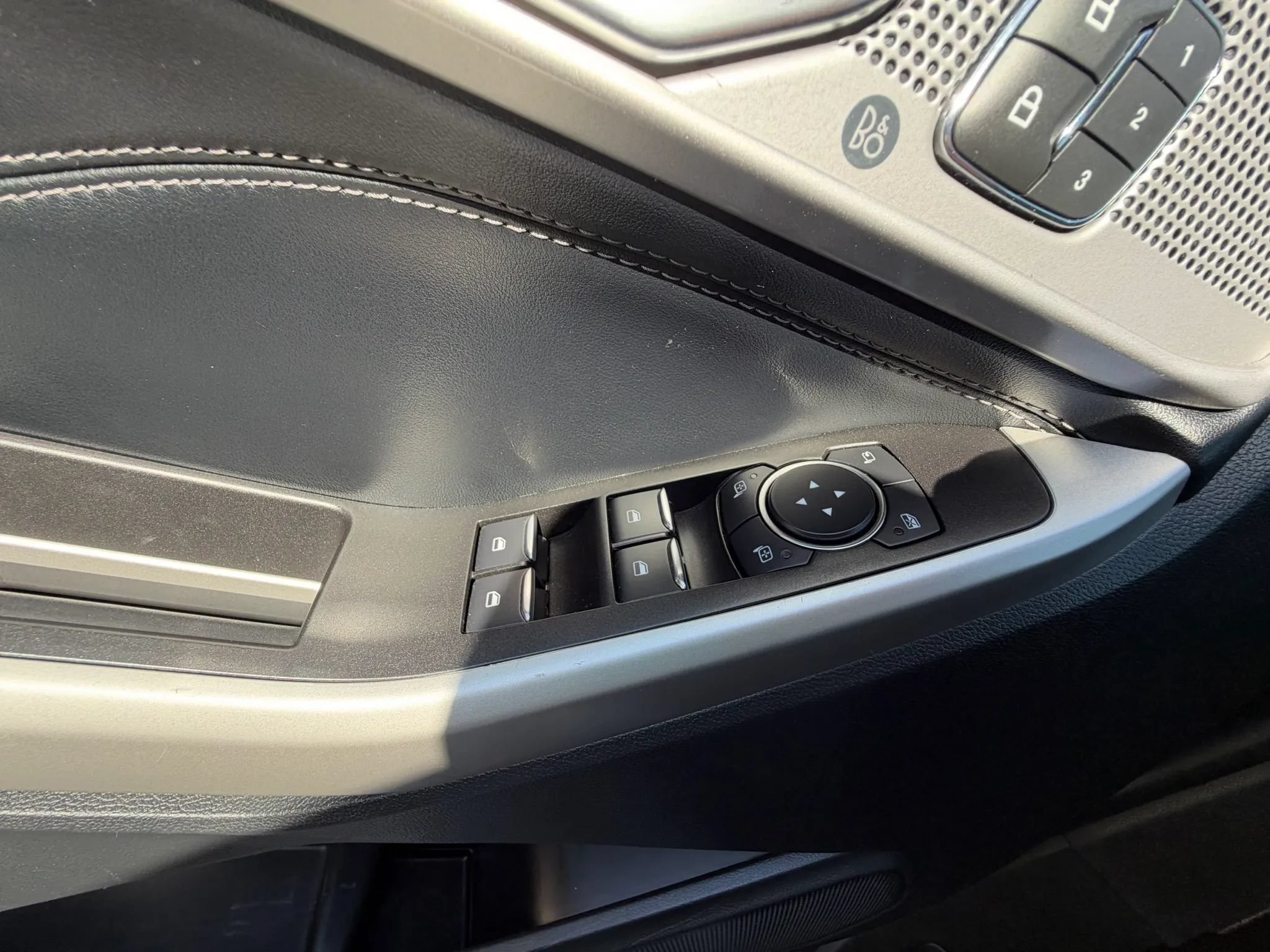 Used 2022 Ford Explorer Limited w/ Equipment Group 301A AWD/4WD image 34