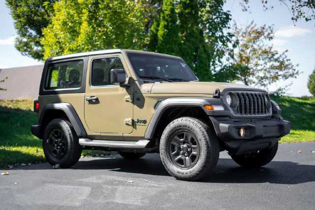 Used 2025 Jeep Wrangler Sport AWD/4WD image 3