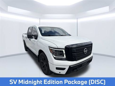 Used 2024 Nissan Titan SV RWD image 3