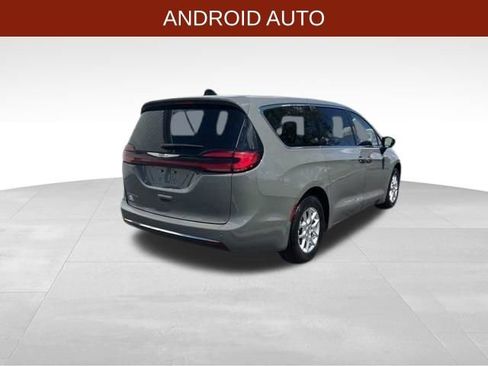 Used 2023 Chrysler Pacifica Touring-L FWD image 7