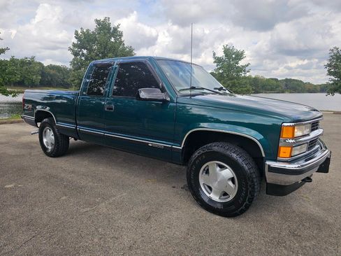 Used 1998 Chevrolet Silverado 1500 4x4 Extended Cab w/ Preferred Equipment Group 2 image 2