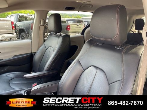 Used 2018 Chrysler Pacifica Touring-L FWD image 12