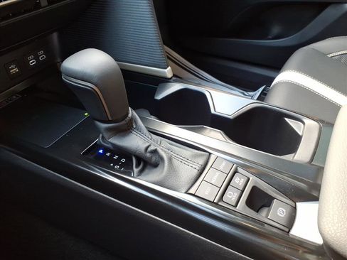 Used 2025 Toyota Camry SE image 27