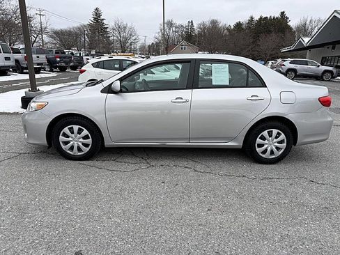 Used 2011 Toyota Corolla LE image 2