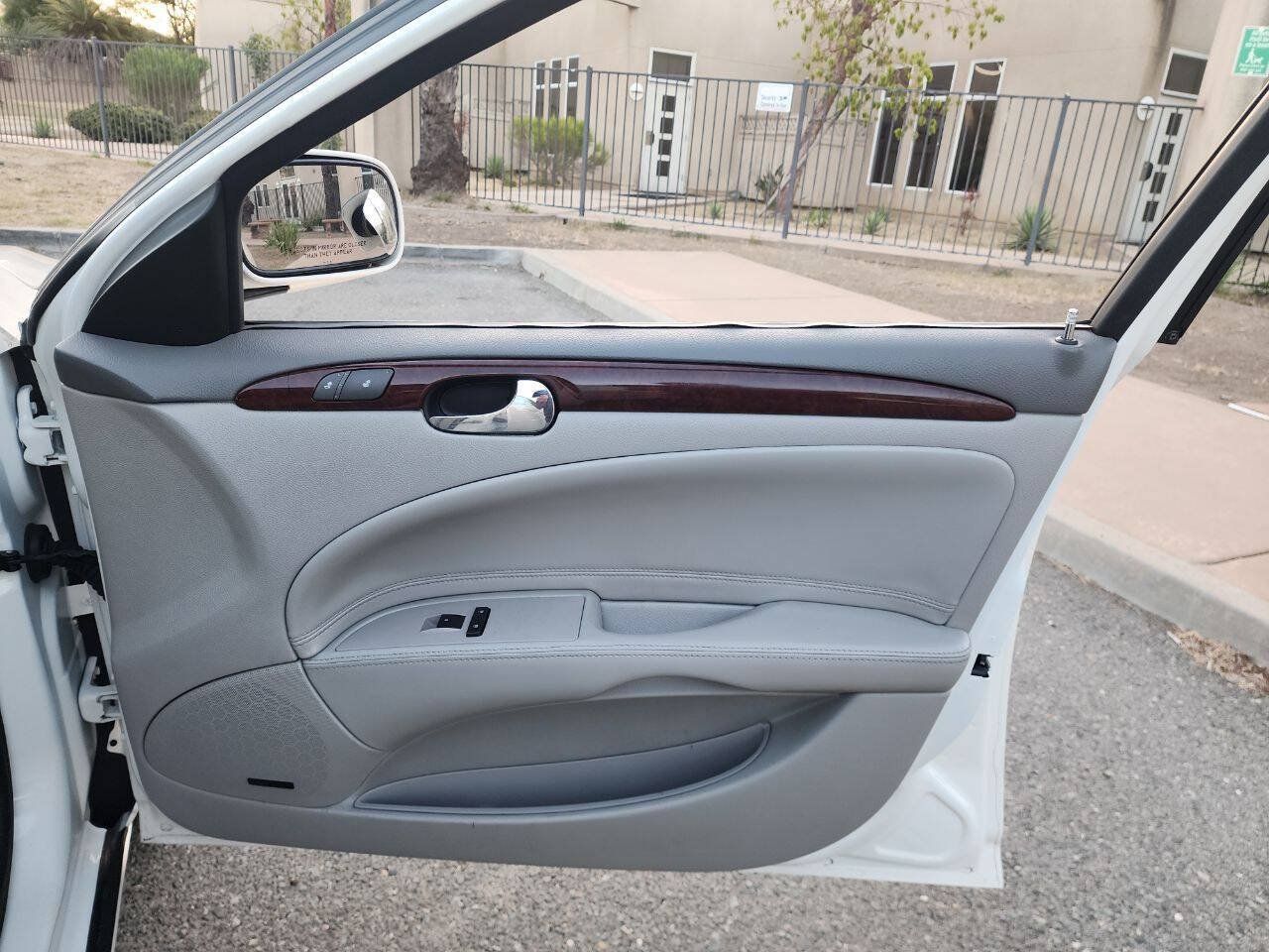 Used 2007 Buick Lucerne CXL w/ Luxury Package FWD image 32