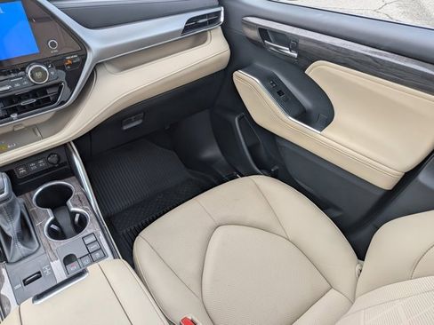 Used 2024 Toyota Highlander Platinum image 18