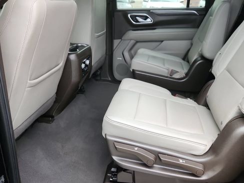 Used 2023 GMC Yukon XL SLT AWD/4WD image 10