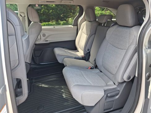 Used 2021 Toyota Sienna LE AWD/4WD image 11