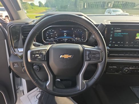 Used 2025 Chevrolet Silverado 2500 LT AWD/4WD image 16