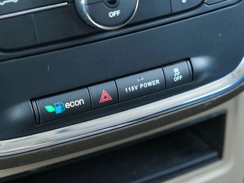 Used 2015 Chrysler Town & Country Touring image 33