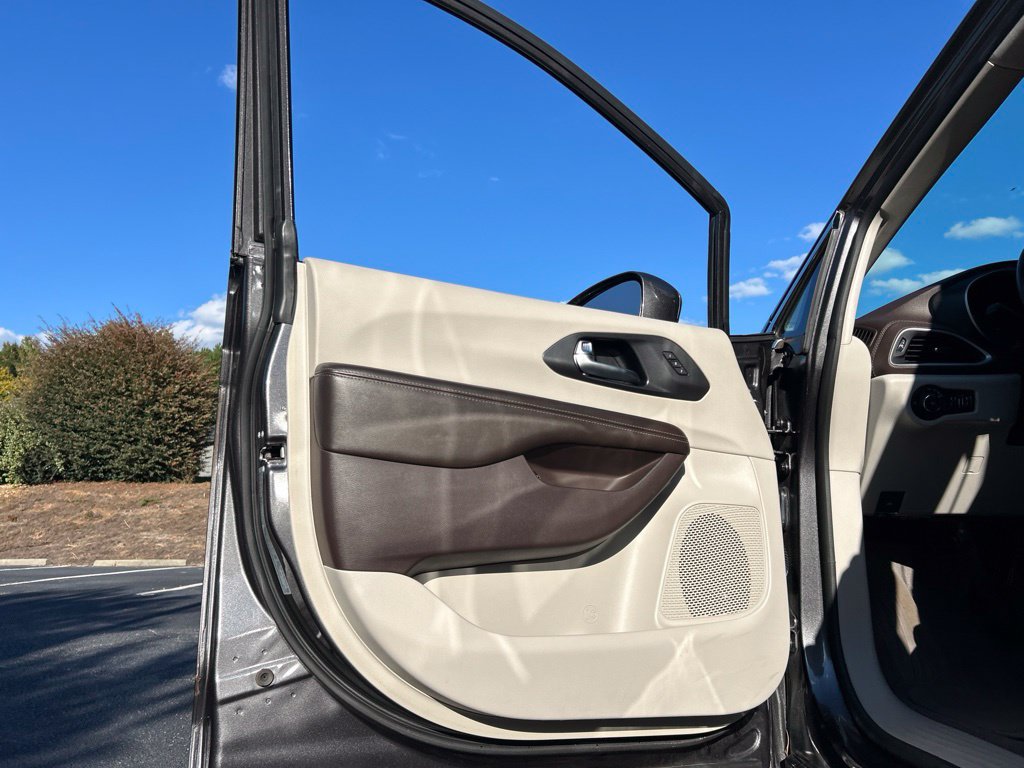 Used 2021 Chrysler Pacifica Touring-L w/ Uconnect Theater Family Group FWD image 61