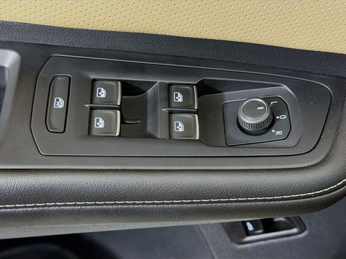 Used 2024 Volkswagen Atlas Cross Sport SE FWD image 15