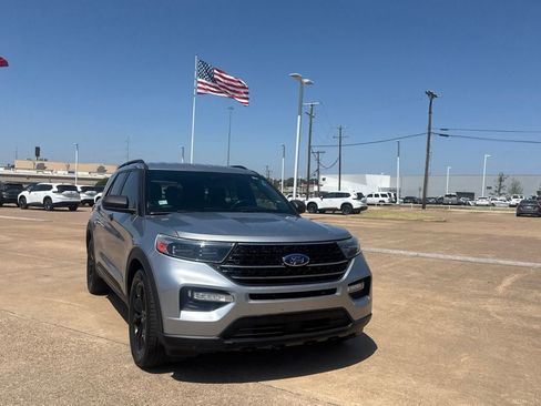 Used 2020 Ford Explorer XLT w/ Equipment Group 202A RWD image 3