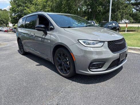 Used 2025 Chrysler Pacifica Limited FWD image 7