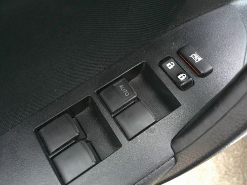 Used 2016 Toyota Corolla LE image 18