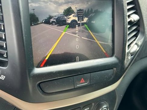 Used 2016 Jeep Cherokee Limited w/ Luxury Group FWD image 5