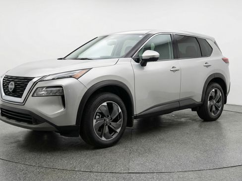 Used 2025 Nissan Rogue SV image 3