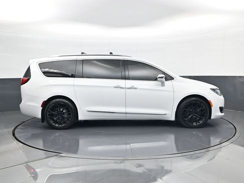 Used 2018 Chrysler Pacifica Limited w/ Advanced Safetytec Group FWD image 4
