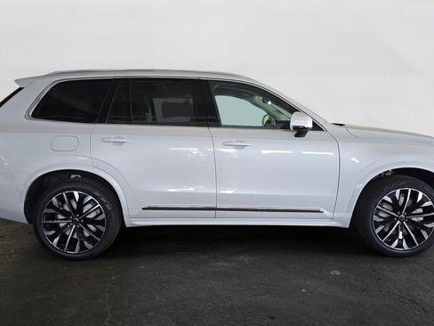 Certified 2024 Volvo XC40 B5 Ultimate w/ Protection Package Premier AWD/4WD image 4