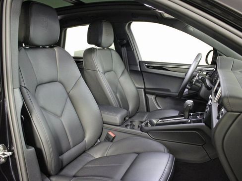 Used 2025 Porsche Macan Turbo image 39