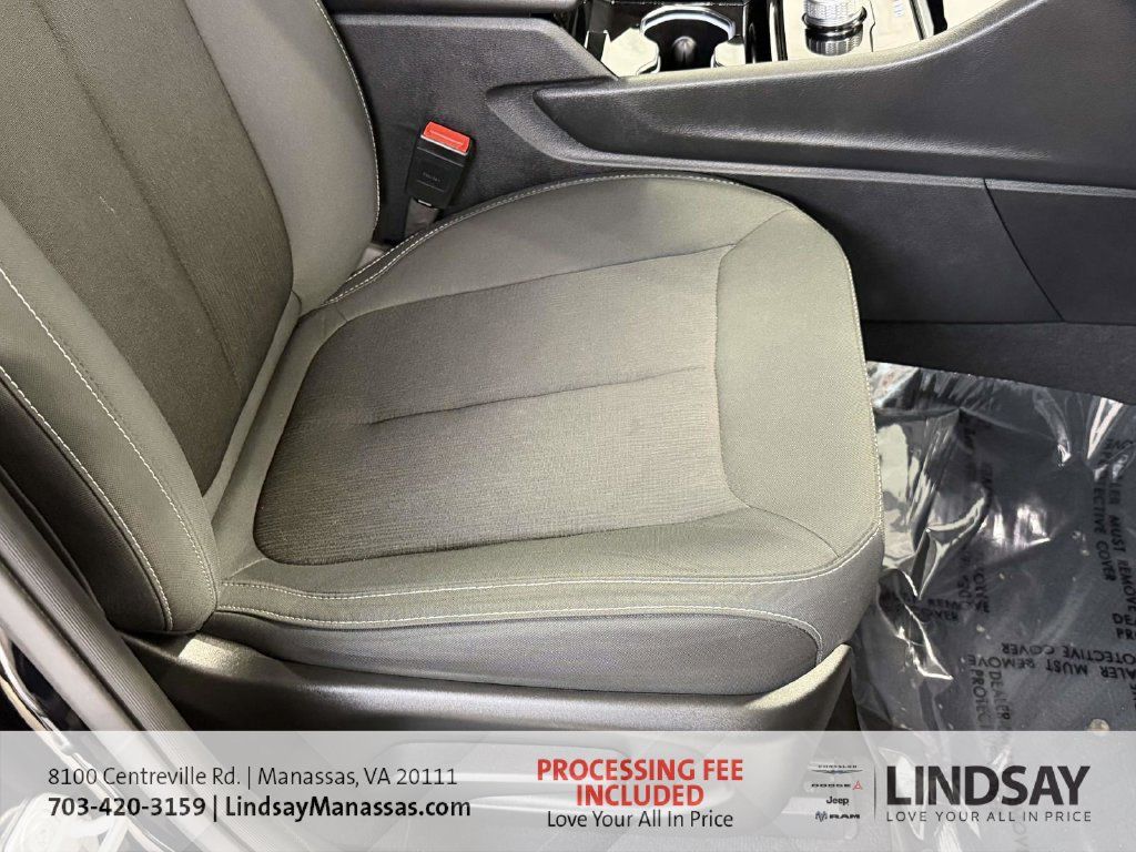 Used 2023 Jeep Grand Cherokee Laredo AWD/4WD image 13