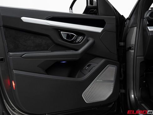 Used 2022 Lamborghini Urus image 22