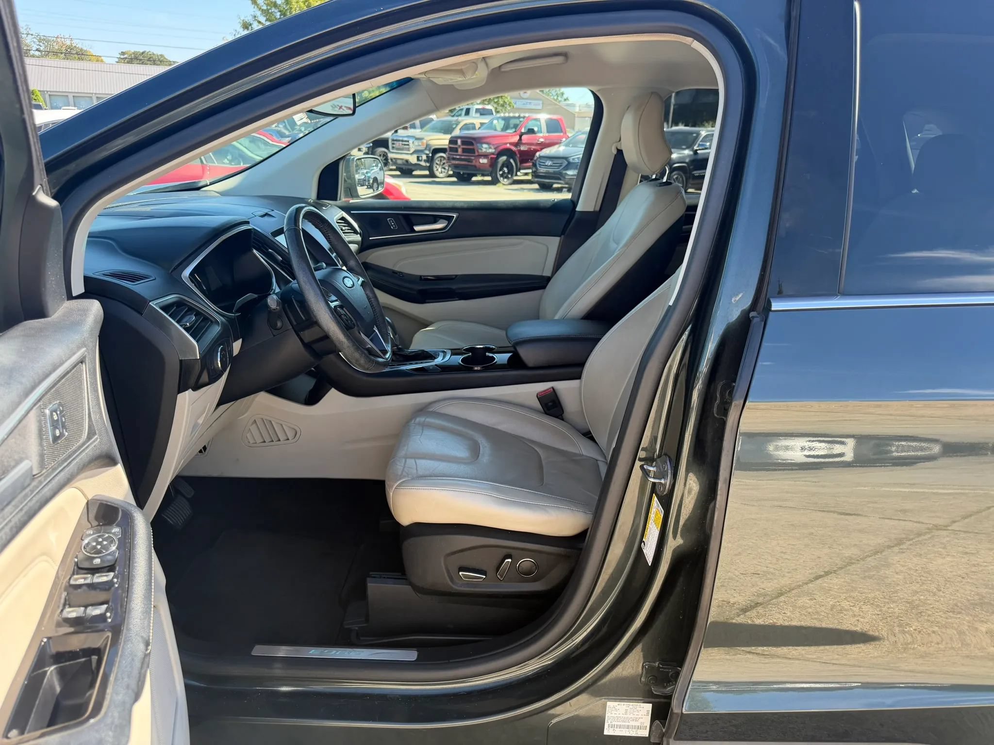 Used 2015 Ford Edge Titanium w/ Technology Package FWD image 9