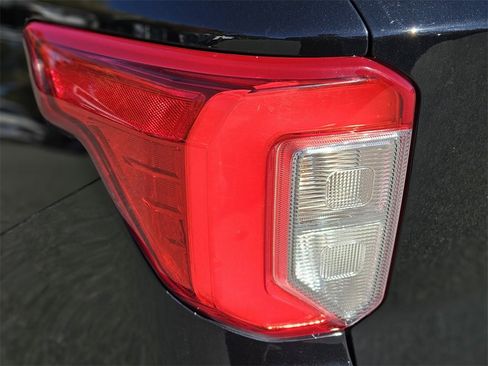 Used 2022 Ford Explorer XLT w/ Equipment Group 202A image 8