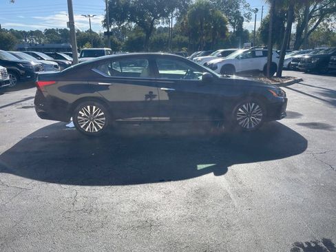 Used 2025 Nissan Altima 2.5 SV FWD image 6