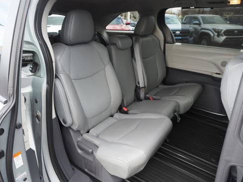 Used 2021 Toyota Sienna XLE image 21