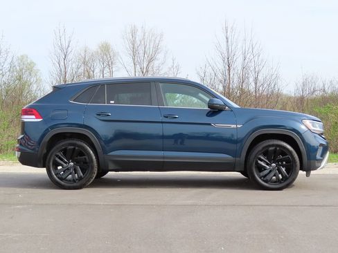 Used 2022 Volkswagen Atlas Cross Sport SE image 2