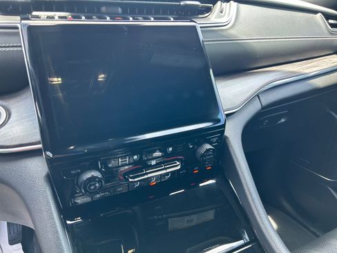 Used 2023 Jeep Grand Cherokee Overland w/ Luxury Tech Group IV AWD/4WD image 12