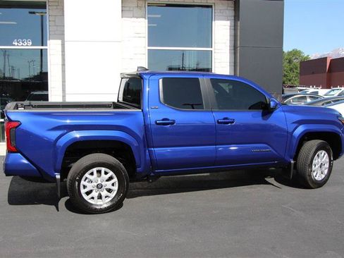 Used 2025 Toyota Tacoma SR5 AWD/4WD image 8