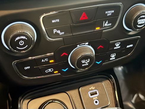 Used 2018 Jeep Compass Limited w/ Navigation Group AWD/4WD image 23