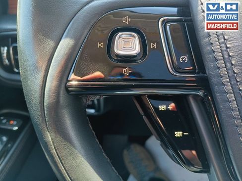 Used 2023 Lincoln Aviator Reserve AWD/4WD image 2