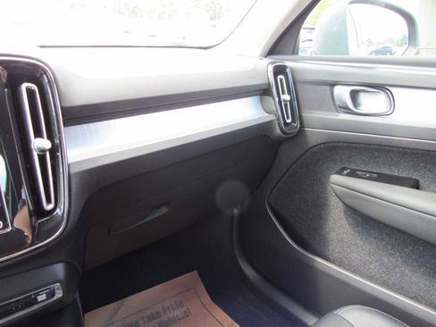 Used 2021 Volvo XC40 T5 Momentum image 20