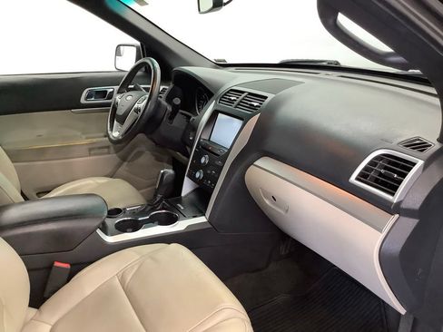 Used 2015 Ford Explorer XLT w/ Equipment Group 202A FWD image 29