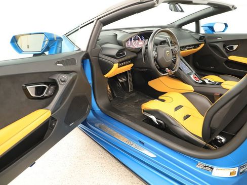 Used 2020 Lamborghini Huracan EVO RWD image 14