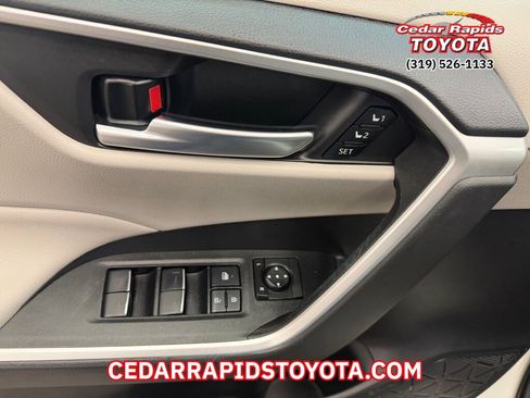 Used 2022 Toyota RAV4 XLE Premium image 9
