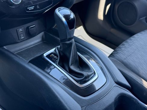 Used 2017 Nissan Rogue SV image 15