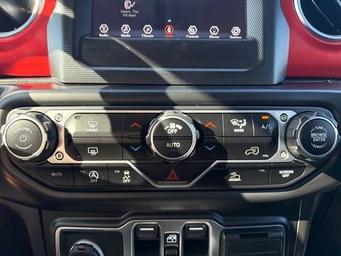 Used 2021 Jeep Wrangler Unlimited Rubicon AWD/4WD image 34