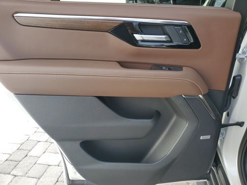 Used 2025 Chevrolet Tahoe High Country RWD image 10